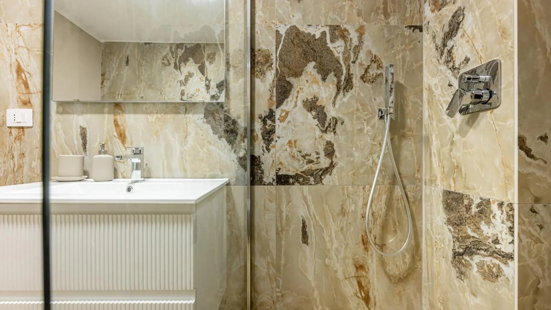 Serenity Suite - 17Min Duomo - M2 Gorla Milan 0*,  Italy
